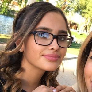 Meet your Posher, Alexia